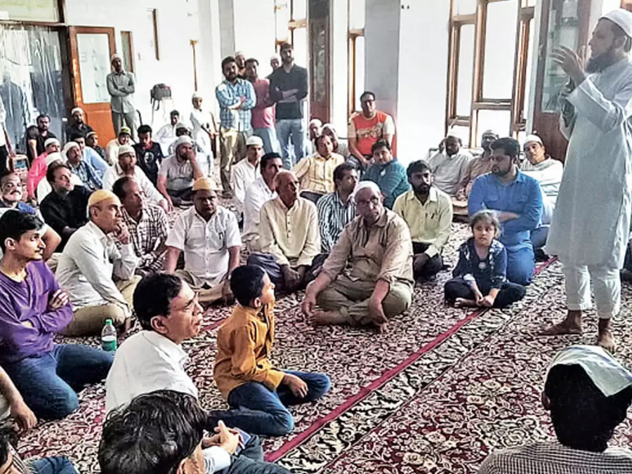 मुंबई में मीरा रोड पर स्थित सना मस्जिद में गैर मुस्लिम Visit My Mosque मुहिम के तहत जानकारियां लेते हुए। 