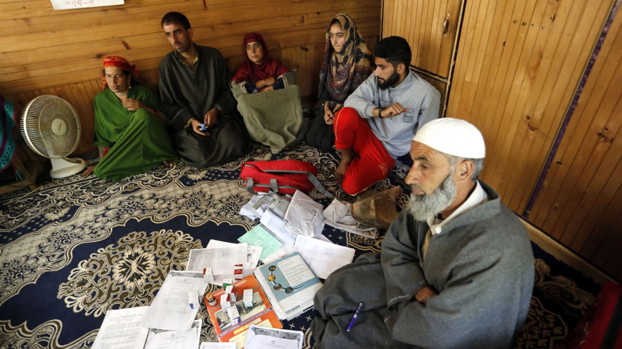  कश्मीर में कैंसर पीड़ित व्यक्ति दो माह से जेल में, पीड़ित परिवार उसकी ज़िन्दगी को लेकर सदमें में।