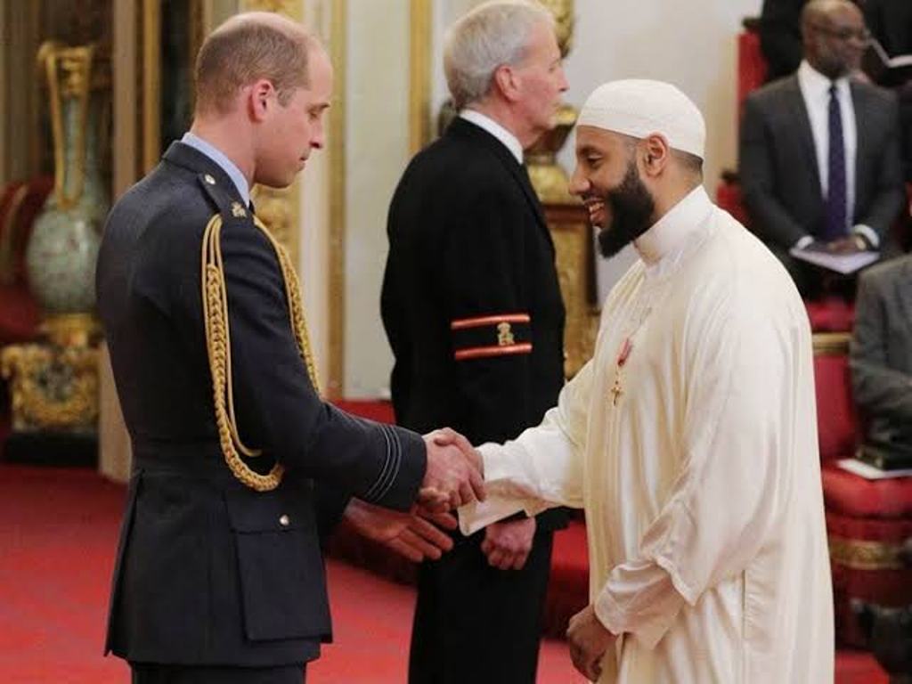  ब्रिटेन के इमाम को बहादुरी और मानवीयता के लिए सर्वोच्च ब्रिटिश सम्मान से नवाज़ा गया।