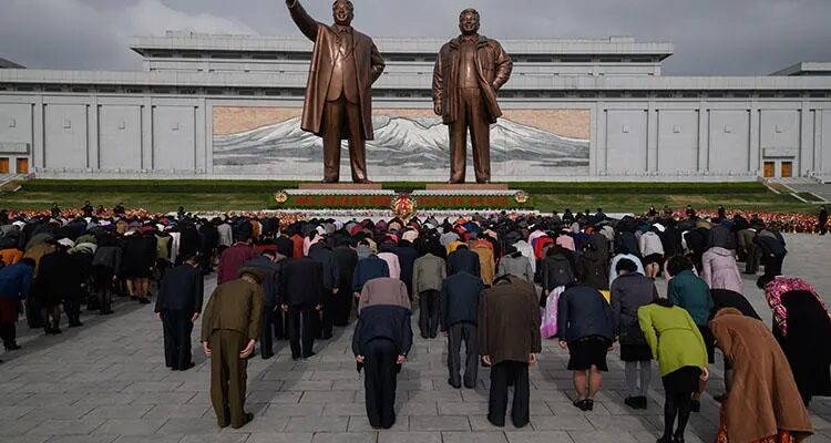 किम जोंग इल की बरसी पर उत्तरी कोरिया की जनता शोक मनाती हुई.