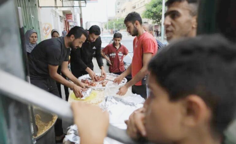  इजराईली हवाई हमलों और मौतों के बीच ग़ाजा के हज़ारों विस्थापितों को रोज़ खाना खिला रहा है अबू आसी परिवार।